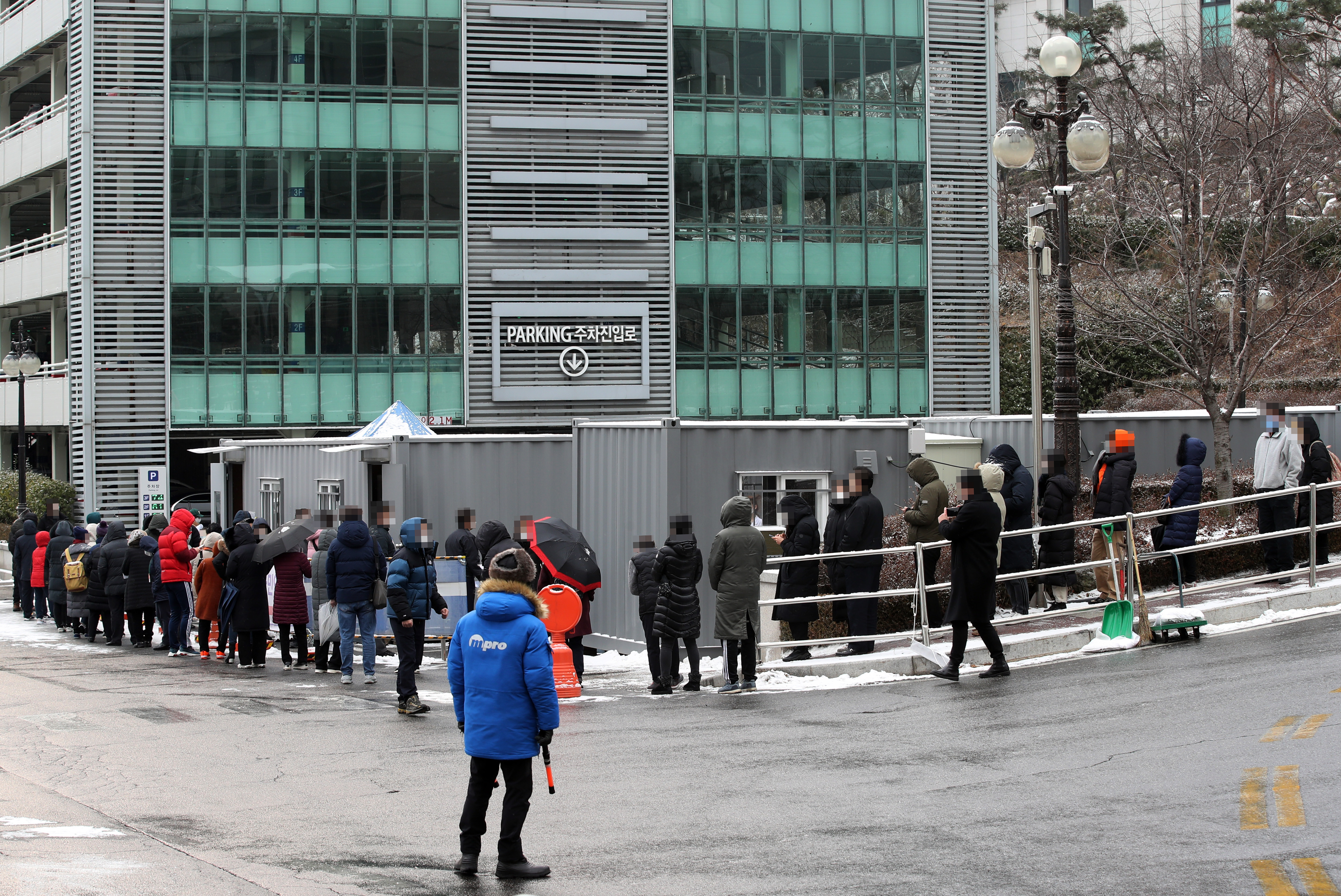 ▲▼首爾漢陽大學醫院外排滿等待接受新冠篩檢的人群。（圖／達志影像）