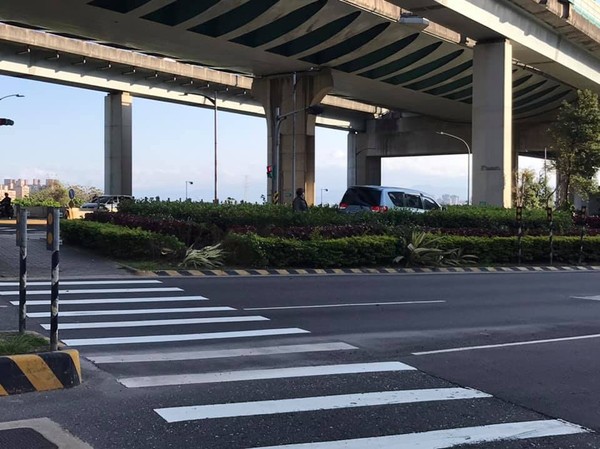 ▲▼砂石車碰撞轎車。（圖／翻攝我是五股人）