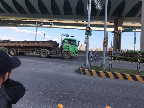 ▲▼砂石車碰撞轎車。（圖／翻攝我是五股人）