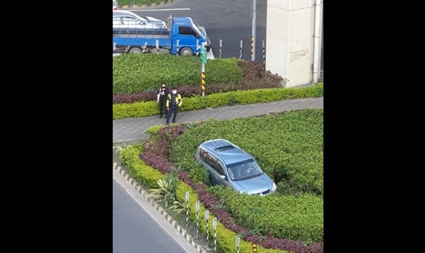 ▲▼砂石車碰撞轎車。（圖／翻攝我是五股人）