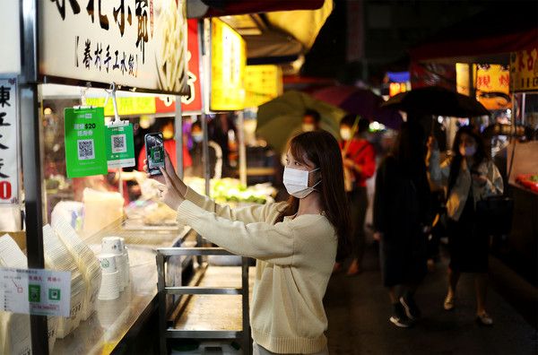 ▲LINE Pay於台中人氣夜市旱溪夜市、大慶夜市、太原夜市推出「攤攤現領現折$20」活動。（圖／LINE Pay提供）