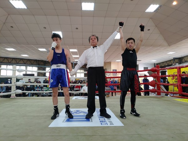▲「鐵拳」的謝東明(右）和「拳士瘋」的張宇博（左）在開幕戰擔綱演出，謝東明以3-0勝。（圖／威爾力斯公司提供）