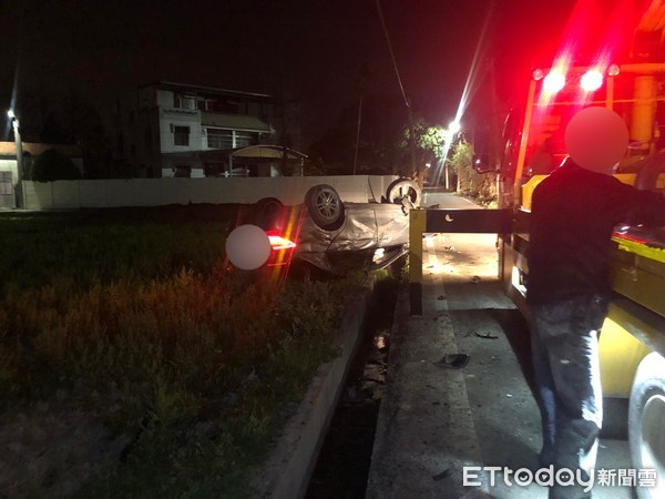 ▲毒蟲見巡邏車心虛落跑　自撞翻車還要等警救…早知不跑了。（圖／記者陳凱力翻攝）