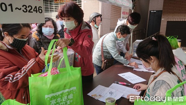 ▲立委陳亭妃、台南市議員陳怡珍及議長郭信良等人，連續10年結合各界愛心做公益，特地於北區服務處共同舉辦2021愛在台南寒冬送暖過好年關懷弱勢活動。（圖／記者林悅翻攝，下同）