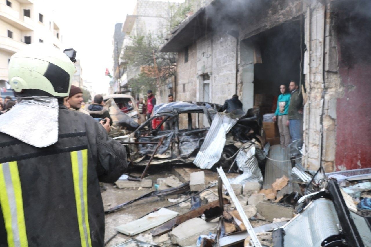 ▲▼敘北邊境城鎮阿薩茲（Azaz）31 日遇襲，汽車炸彈引爆造成6位平民喪生，包括一名年輕女孩。（圖／翻攝自推特「White Helmets」）