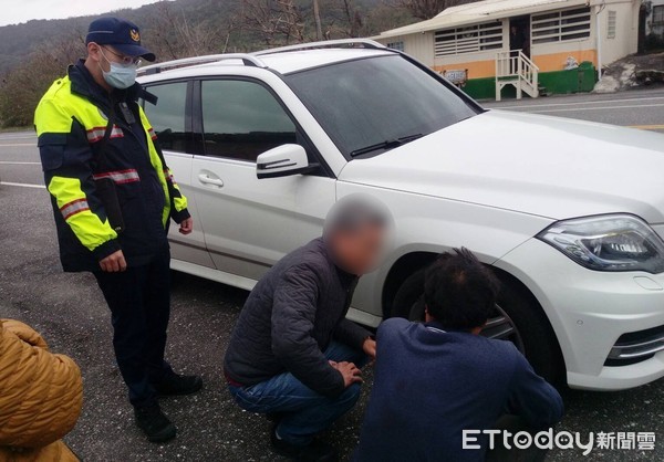 ▲王姓車主因車輪突然爆胎，全家人正一籌莫展之際，員警突然主動現身協助。（圖／鳳林分局提供，下同）