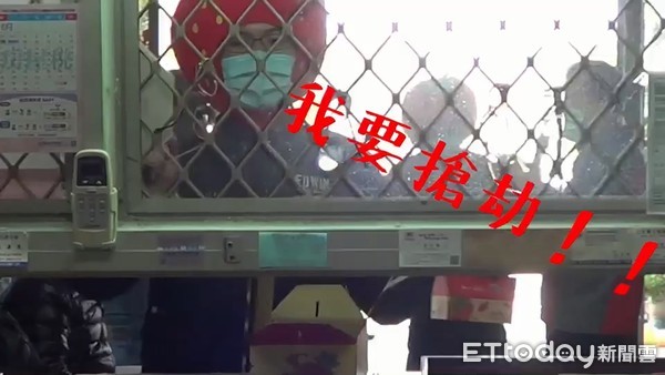 ▲▼搶錢也搶草莓。（圖／警方提供）