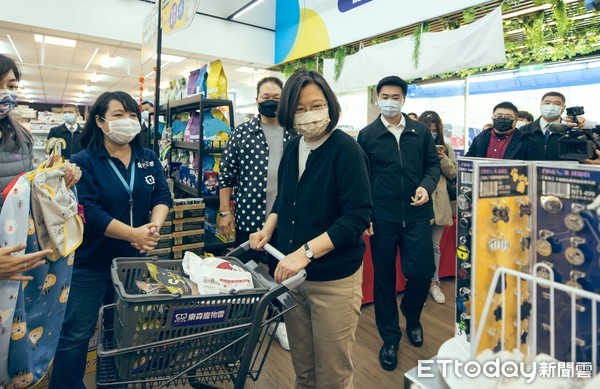 禁止使用！！！2月11日晚間1800前，相關系列照片皆不得使用！！！▲▼總統蔡英文參訪《東森寵物雲》，東森集團總裁王令麟親自接待。（圖／民進黨提供）