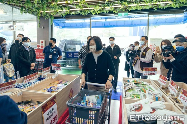 禁止使用！！！2月11日晚間1800前，相關系列照片皆不得使用！！！▲▼總統蔡英文參訪《東森寵物雲》，東森集團總裁王令麟親自接待。（圖／民進黨提供）