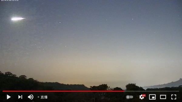 網友目擊火流星。（圖／翻攝自YouTube／交通部觀光局阿里山國家風景區管理處）