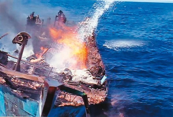 海巡人員獲報前往彭佳嶼海域時，福生3號船體的火還在燃燒。