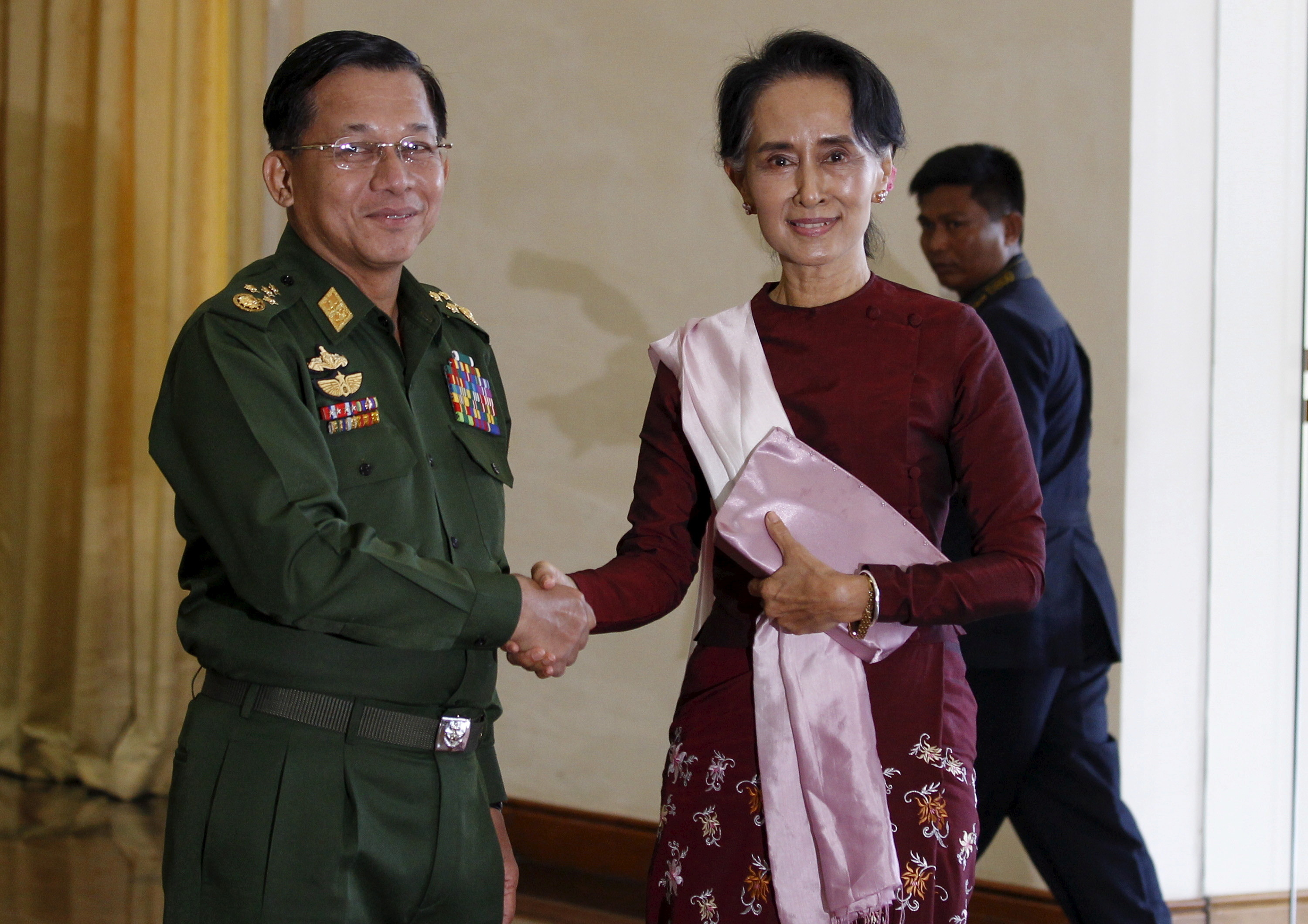 ▲▼ 緬甸執政黨領袖翁山蘇姬2015年與緬甸國防軍三軍總司令敏昂來（Min Aung Hlaing）握手致意。（圖／路透）