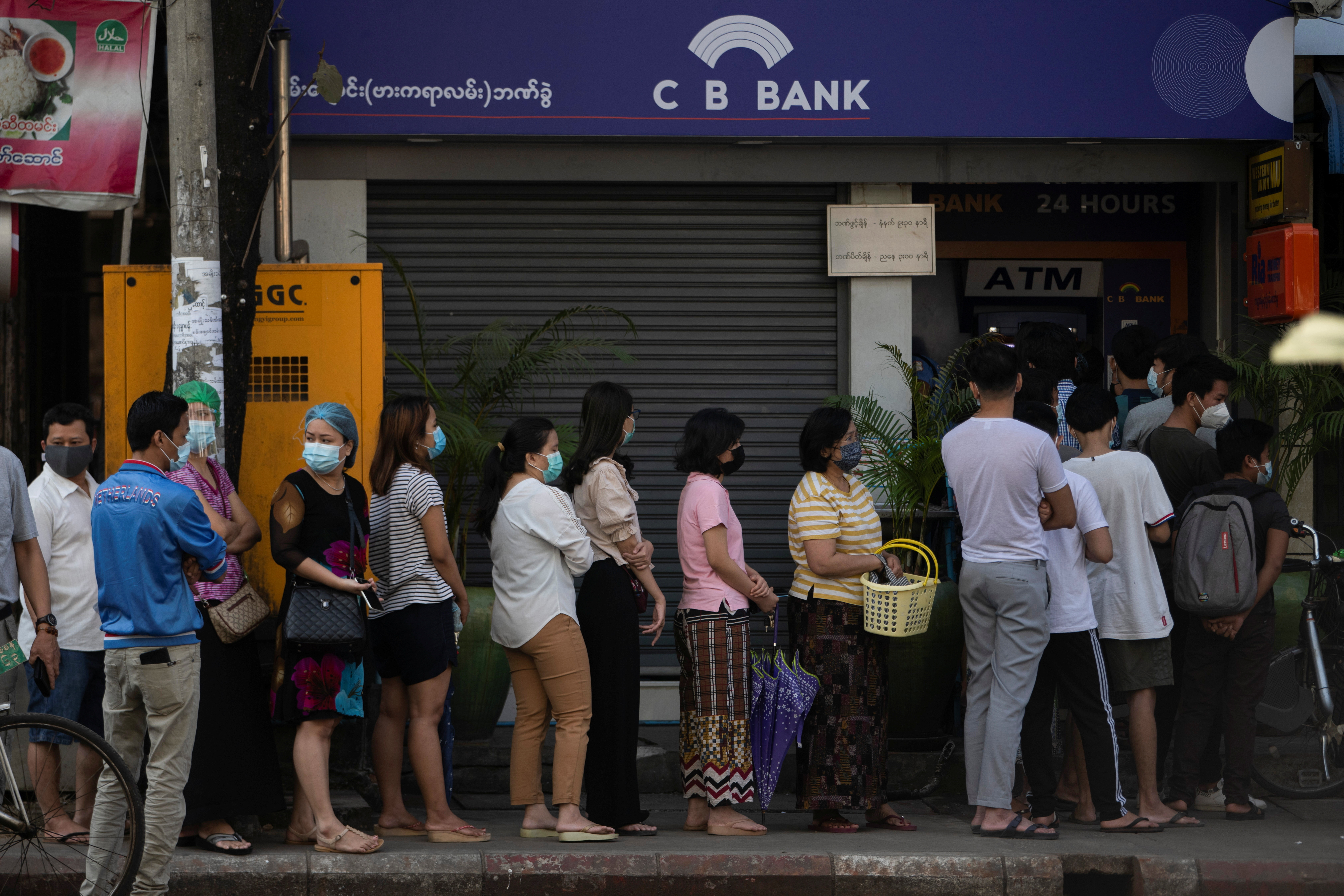 ▲緬甸仰光民眾在銀行外大排長龍，等著領現金。（圖／路透）