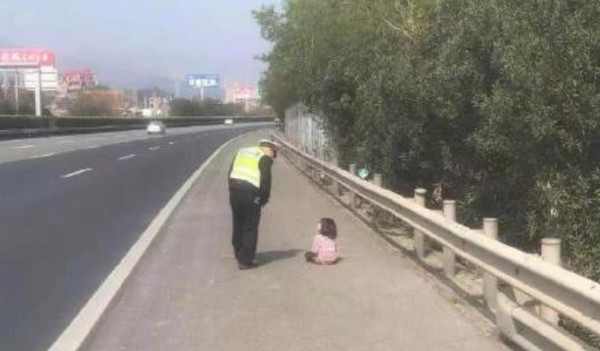 女童在高速公路上崩潰大哭！　爸媽丟包理由曝光：夫妻車上吵架。（圖／翻攝自微博）