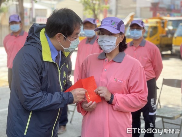 ▲台南市長黃偉哲感，感謝台南市工務局第一線人員，無怨無悔地付出及堅守崗位的辛勞，慰問致謝並發送紅包。（圖／記者林悅翻攝，下同）