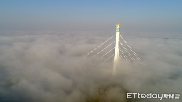 ▲嘉義太平雲梯雲霧中美景拍起來彷彿舊金山大橋。（圖／攝影師呂竑毅授權）