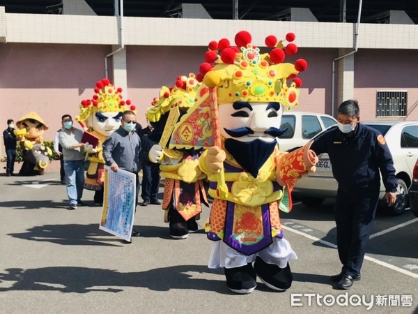 ▲台南市警佳里警分局，邀請大北門王爺總廟南鯤鯓代天府五府千歲與萬歲爺等神偶，蒞臨佳里分局，為2021年重要節日三大工作主軸「治安平穩、交通順暢、民眾安心」加持，祈福。（圖／記者林悅翻攝，下同）