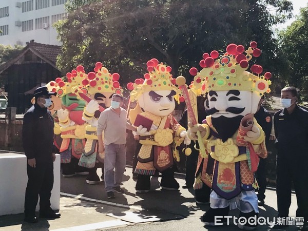 ▲台南市警佳里警分局，邀請大北門王爺總廟南鯤鯓代天府五府千歲與萬歲爺等神偶，蒞臨佳里分局，為2021年重要節日三大工作主軸「治安平穩、交通順暢、民眾安心」加持，祈福。（圖／記者林悅翻攝，下同）