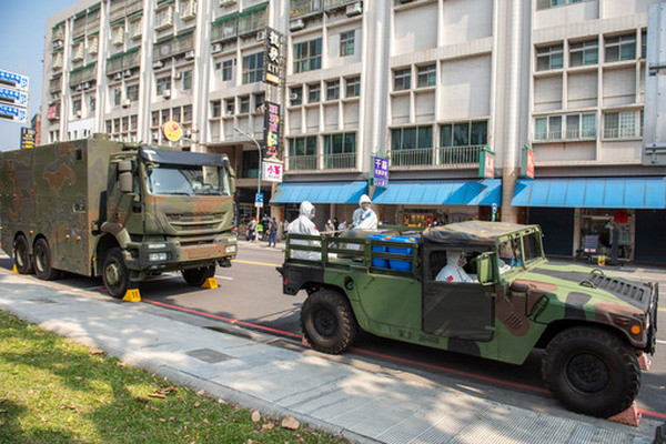 ▲蔡總統慰勉市府防疫消毒大隊及國軍33化兵群