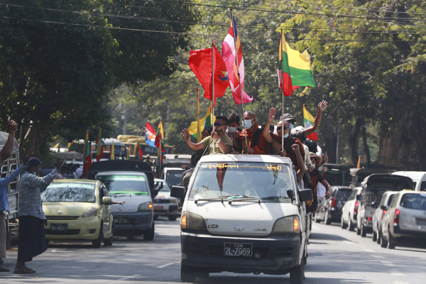 ▲▼緬甸軍方支持者在街頭揮舞國旗和軍旗。（圖／達志影像／美聯社）