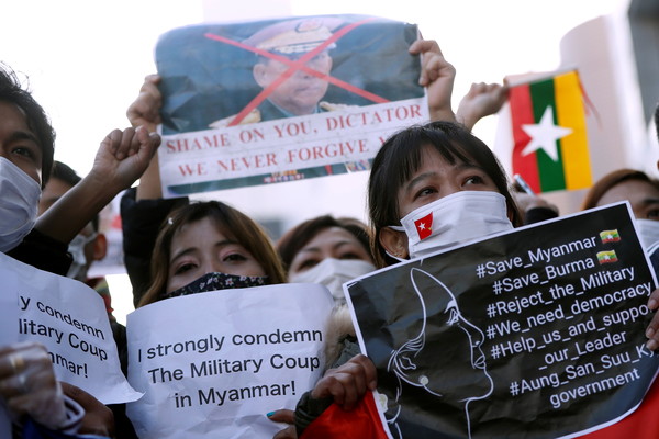 ▲▼支持翁山蘇姬的緬甸人在東京街頭抗議。（圖／路透）