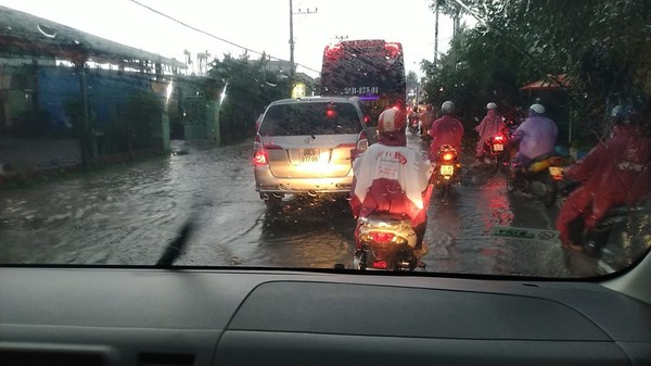 ▲▼下雨天往胡志明市路上積水嚴重。（圖／讀者提供，請勿隨意翻拍，以免侵權。）