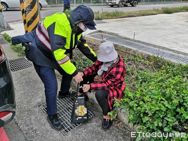 ▲王姓老婦迷途一整日，呆坐路旁為巡警發現。（圖／龍潭警分局提供）