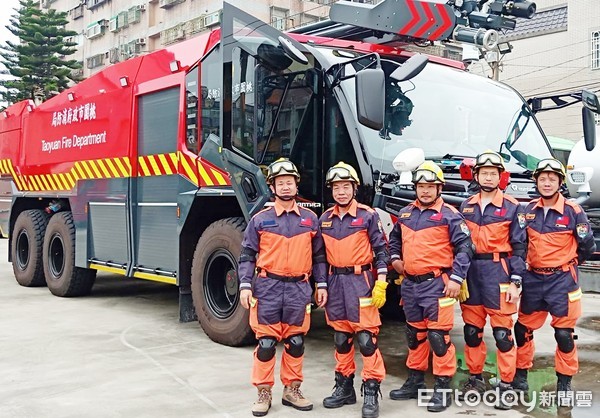 ▲老刑警劉德錦（左二）退休後加入桃園市吉普車救援協會，多次參與重大災害救援，圖為參與義消演訓任務。（圖／記者沈繼昌翻攝）