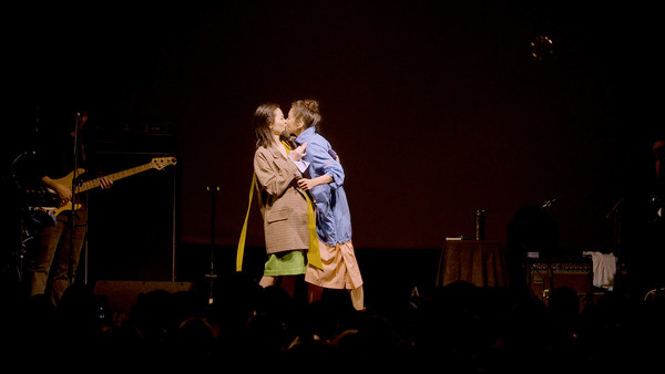 ▲▼ 柯泯薰(左)在台上被余佩真強吻。（圖／華研國際提供）