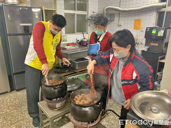 ▲新北里長吳信坪自製500顆元氣蛋 慰勞土城醫院抗疫前線人員。（圖／新北市民政局提供）