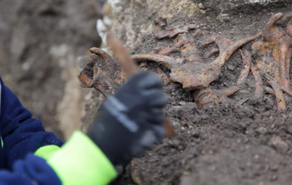 ▲▼劍橋大學研究人員在劍橋市中心發現人類遺骸，生活在10至14世紀的314名居民，被發現承受「骨骸創傷」。（圖／翻攝自YouTube／Cambridge University）