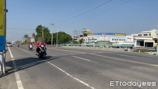 ▲▼台江大道死亡車禍現場實測橋面凸起處。（圖／記者黃子倩攝）