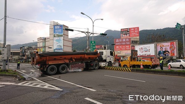 ▲▼2日上午，一輛下頭城交流道砂石車，失控直衝過分隔島，猛撞剛起步的清潔車，釀1傷。（圖／記者游芳男翻攝，下同）