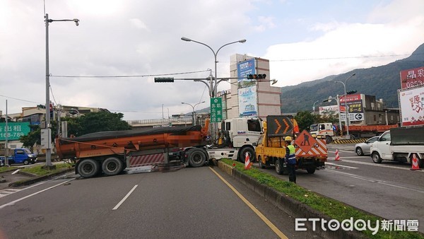 ▲▼2日上午，一輛下頭城交流道砂石車，失控直衝過分隔島，猛撞剛起步的清潔車，釀1傷。（圖／記者游芳男翻攝，下同）