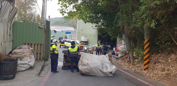 ▲▼工人操作堆高機發生意外反遭重壓身亡。（圖／翻攝自我是五股人）