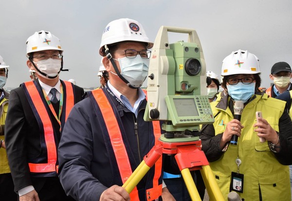 ▲▼林佳龍赴桃園機場為交通防疫國家隊加油打氣，肯定嚴守國門防疫，加速推動基礎建設。（圖／桃機提供）