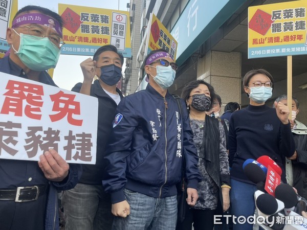 ▲立委吳怡玎、葉毓蘭，及國民黨高雄市黨部副主委曹桓榮帶隊與罷捷團體徒步掃街訪店家    。（圖／記者洪靖宜攝）