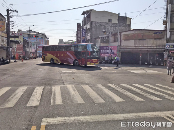 ▲臺西客運行經林森路左轉，遭對向直行機車擦撞車頭，右邊女騎士看傻眼。（圖／記者蔡佩旻翻攝）