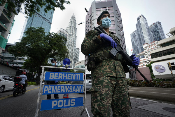 ▲▼馬來西亞行動管制令期間，一名武裝士兵在路障旁站崗。（圖／達志影像／美聯社）