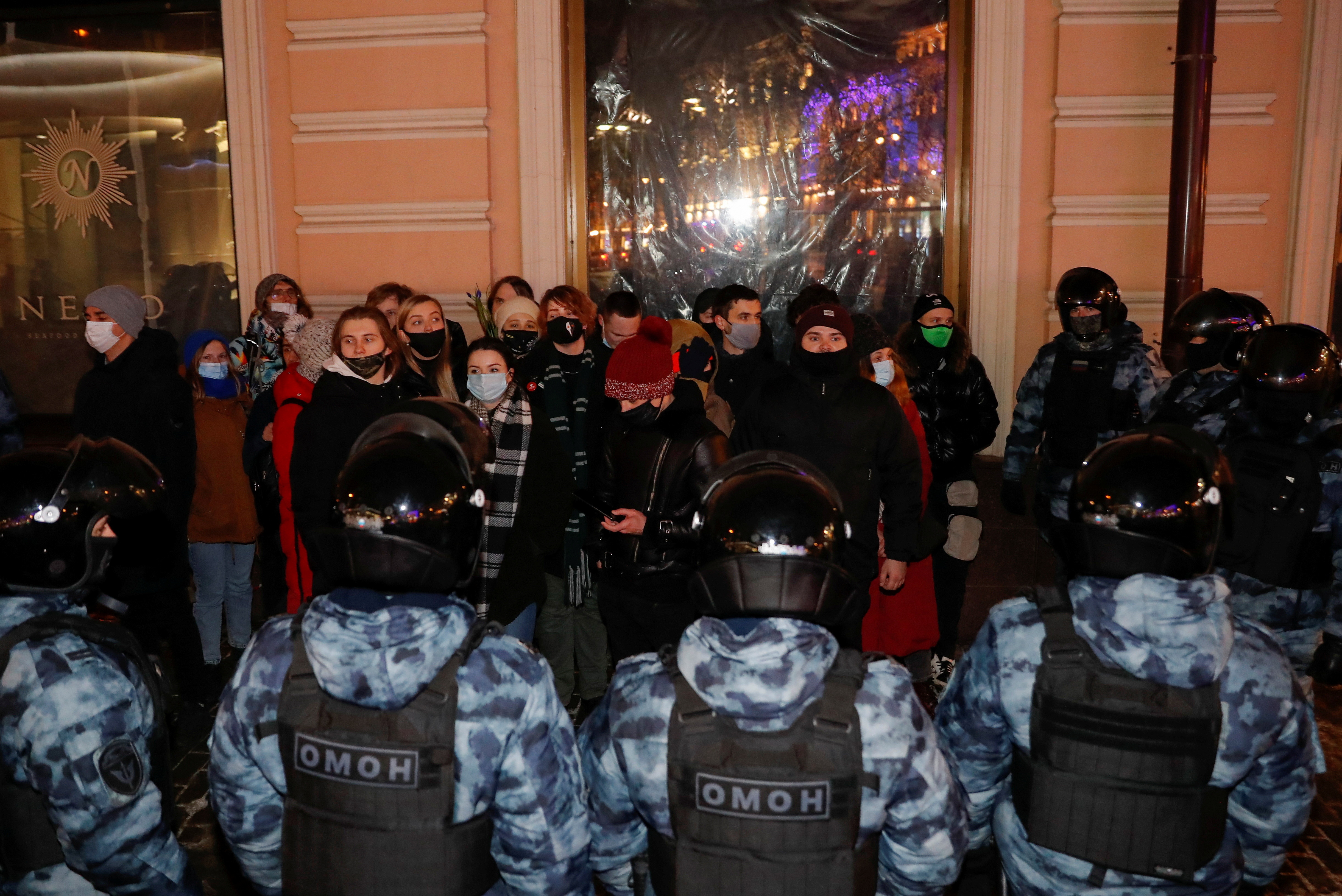 ▲▼俄羅斯反對派領袖納瓦爾尼（Alexei Navalny）出庭，大批民眾前往法院示威聲援。（圖／路透社）
