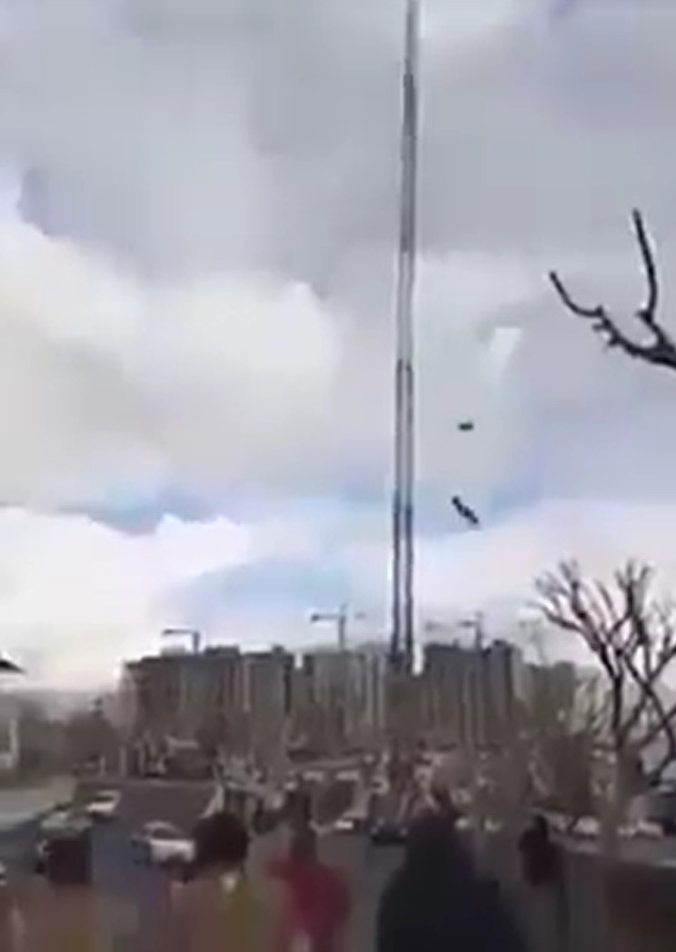 ▲▼他從雲梯車頂跳傘悼勇消　竟直墜58公尺摔死。（圖／翻攝自推特「@bai_mina」）