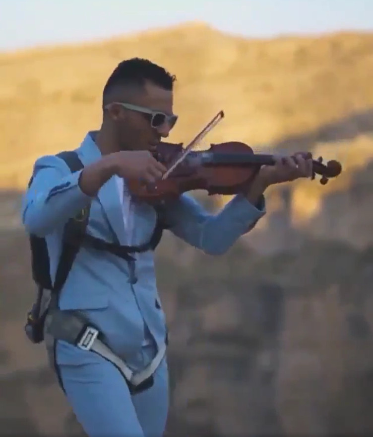 ▲▼他從雲梯車頂跳傘悼勇消　竟直墜58公尺摔死。（圖／翻攝自推特「@bai_mina」）