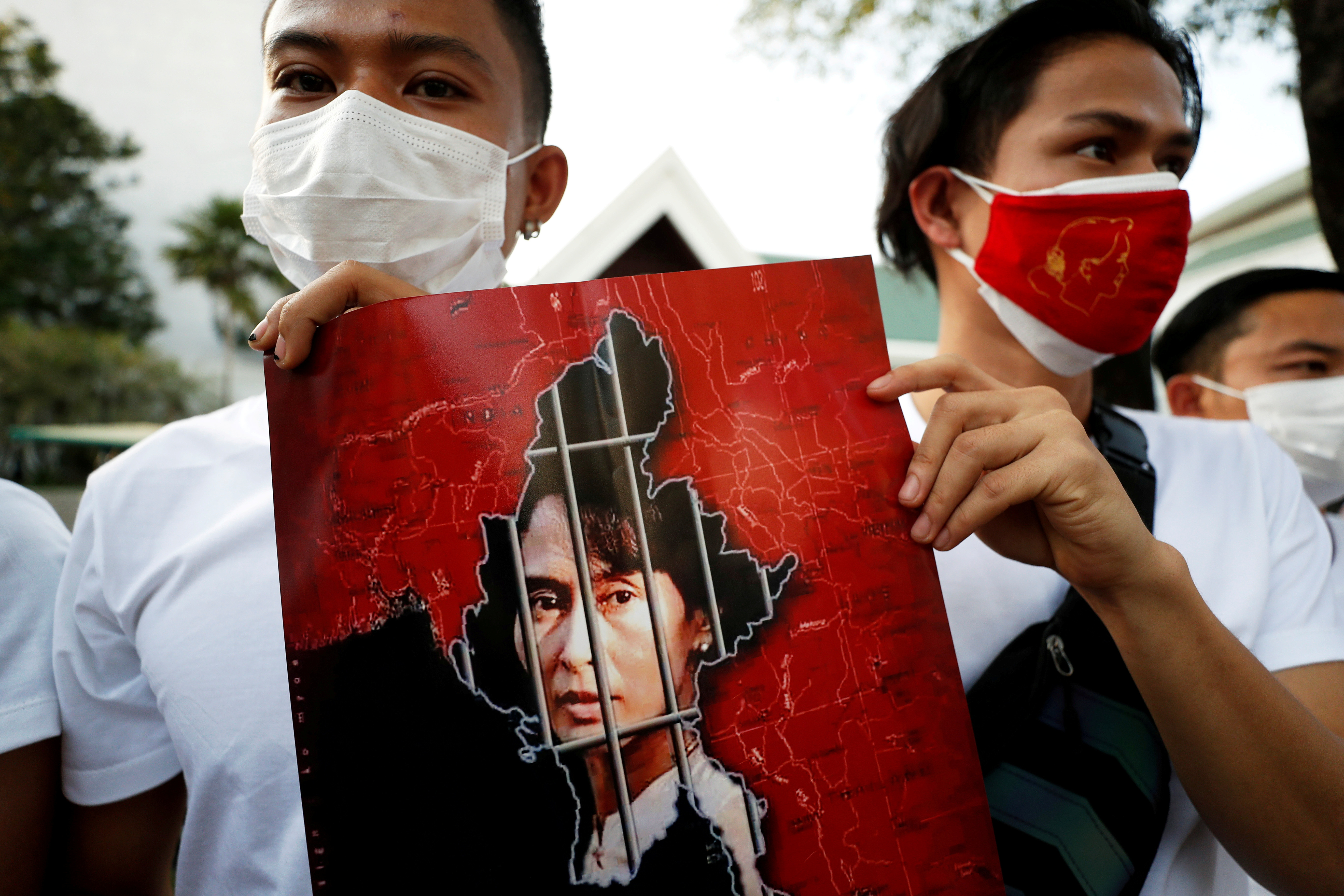 ▲▼ 翁山蘇姬支持者在泰國曼谷聯合國總部外舉牌，對緬甸軍方政變表示抗議。（圖／路透）