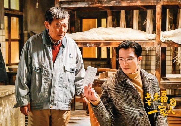 邱澤（右）與唐嫣分手後，睽違4年才再拍陸劇，與李立群（左）飾演父子，不過並非男一角色。