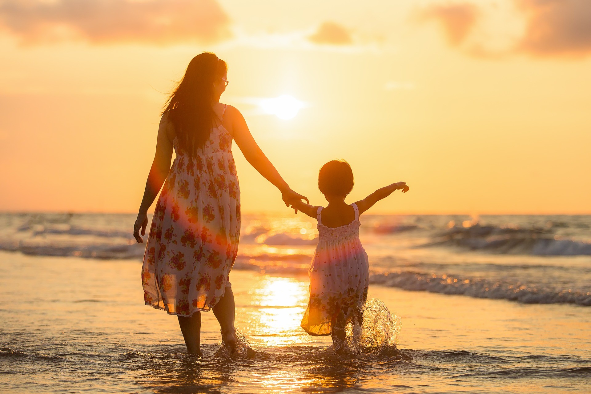 ▲媽媽,母親,母愛,牽手,親子,散步。（示意圖／取自免費圖庫Pixabay）