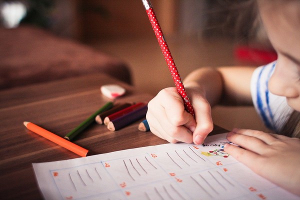 小孩寫字。（圖／Pixabay）