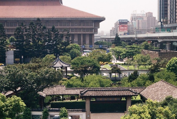 ▲▼台北車站旁的逸仙公園梅花綻放，在市中心就能賞華。（圖／台北市公園處提供）