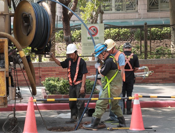 ▲▼北市衛工處人員清理下水道。（圖／北市衛工處提供）