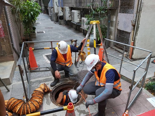 ▲▼北市衛工處人員清理下水道。（圖／北市衛工處提供）