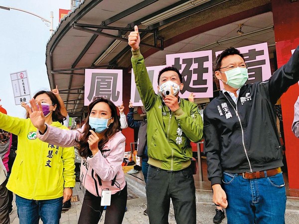 多位綠營政治人物，包括鳳山立委許智傑（右2）、立委趙天麟（右1），都現身力挺黃捷（左2）。（翻攝自黃捷臉書）